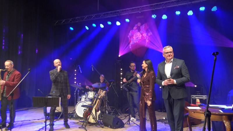Artur Andrus oraz Dorota Miśkiewicz z zespołem umilili wieczór pracownikom służby zdrowia